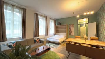 Deluxe-Apartment | Wohnbereich | 65-Zoll-Smart-TV mit Digitalempfang, Smart Speakers