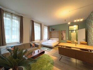 豪華公寓 | 起居區 | 65-吋智慧型電視、數位頻道、智慧音箱