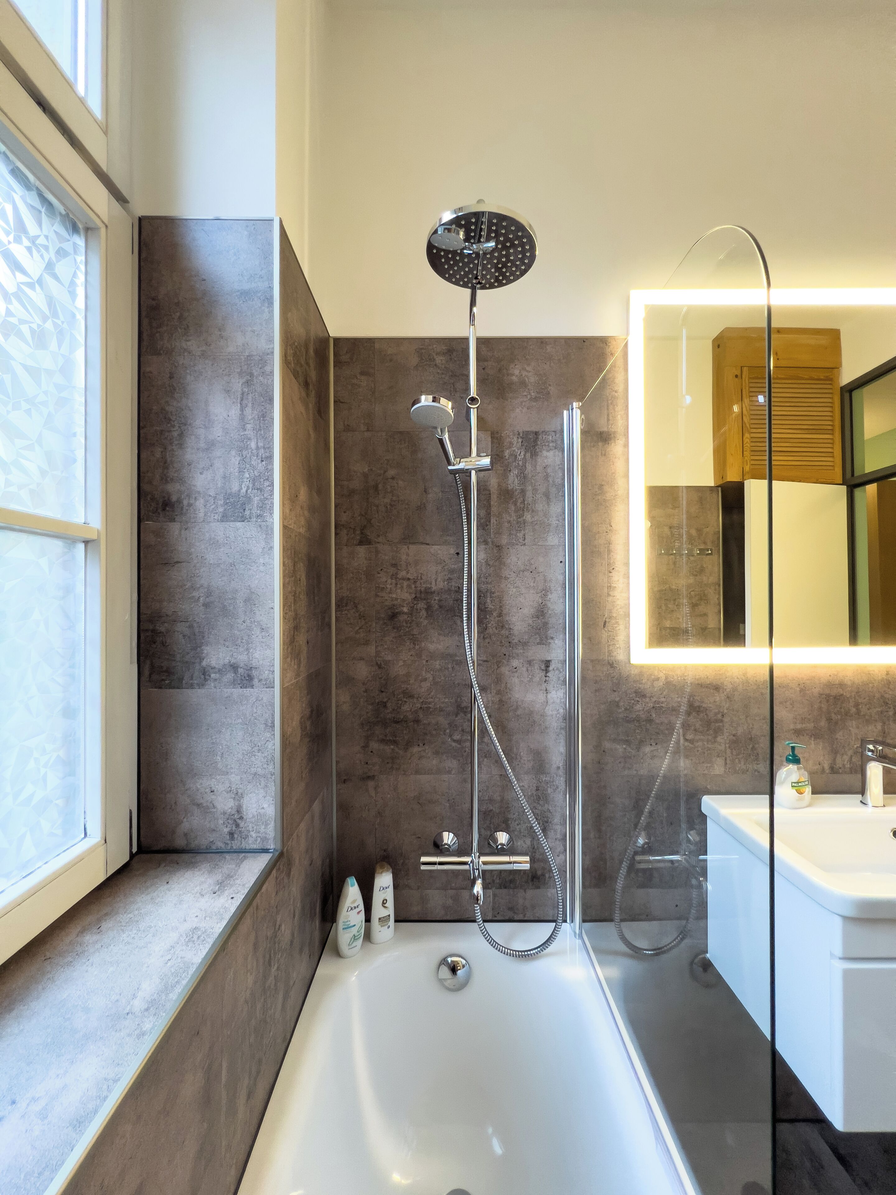 Appartement Deluxe | Salle de bain | Sèche-cheveux, serviettes fournies, papier toilette
