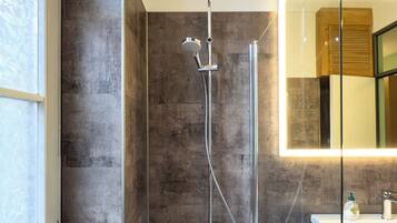 Appartement Deluxe | Salle de bain | SĂšche-cheveux, serviettes fournies, papier toilette