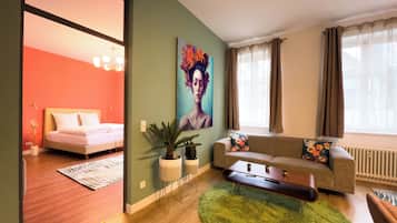 Apartament Deluxe | Sala d'estar | Televisor intel·ligent de 65 polzades amb canals digitals