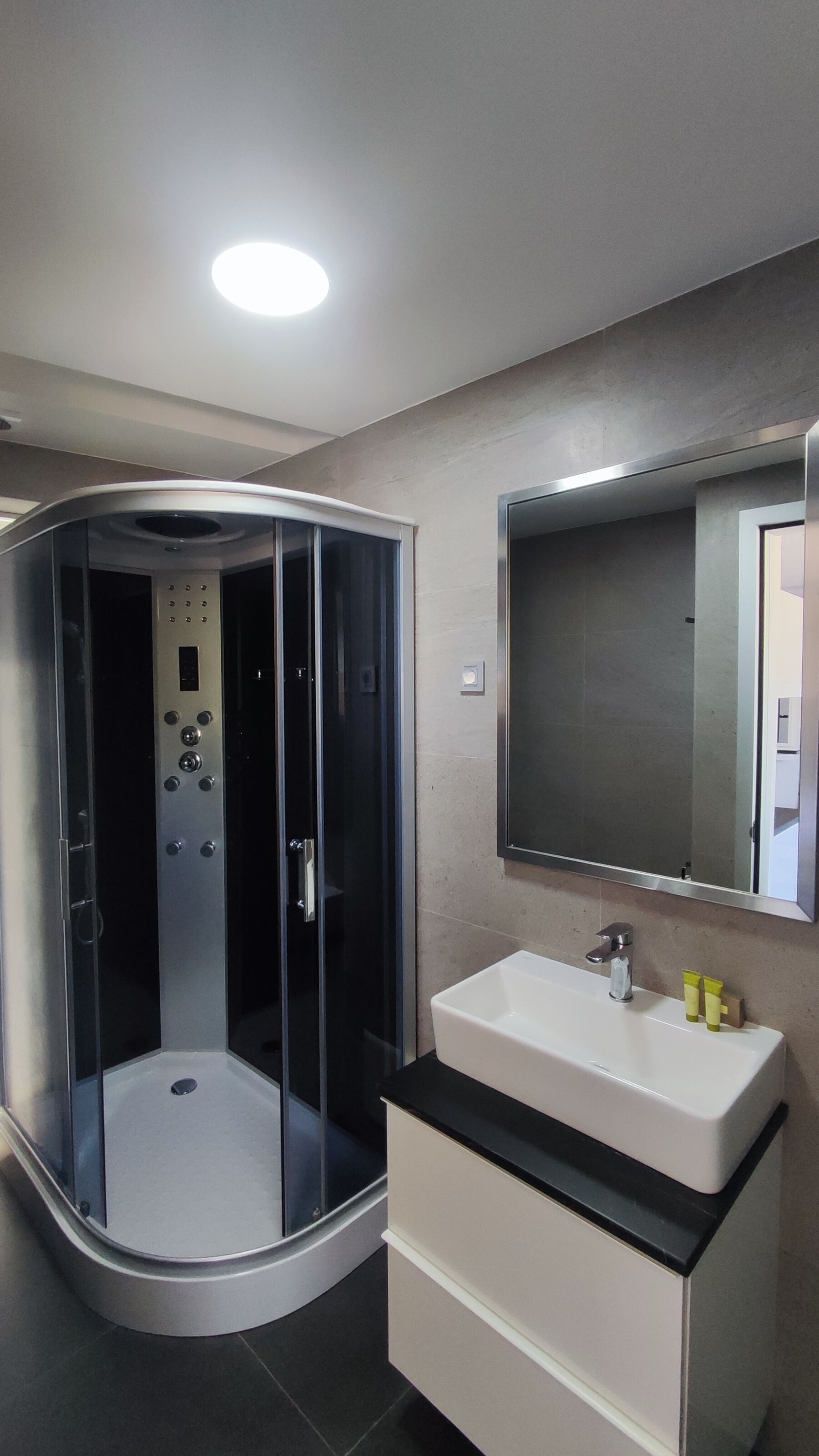 Junior-huoneisto, kaupunkinäköala | Kylpyhuone | Suihku, hiustenkuivaaja, tohvelit, pyyhkeet