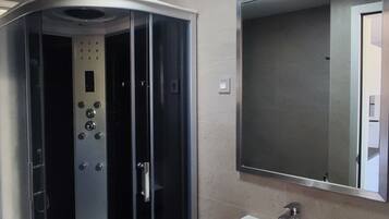 Junior-huoneisto, kaupunkinäköala | Kylpyhuone | Suihku, hiustenkuivaaja, tohvelit, pyyhkeet