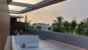 Signature-Penthouse, eingeschränkter Meerblick | Terrasse/Patio