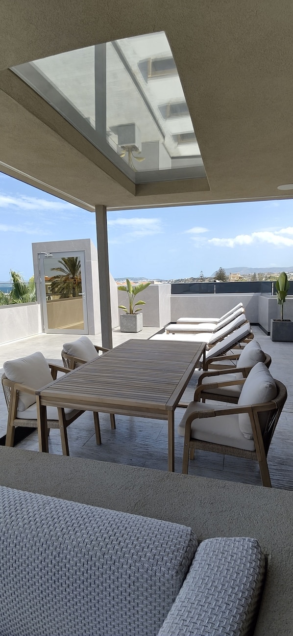 Cobertura com design assinado, vista parcial para o oceano | Terraço/pátio