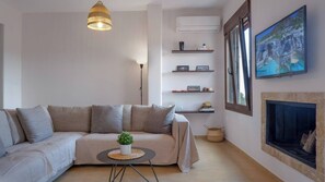 TV connectée, cheminée, livres