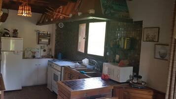 Kylskåp, mikrovågsugn, ugn och spishäll