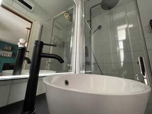 Hårføner, håndklær, såpe og toalettpapir