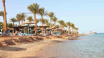 Playa privada, tumbonas, sombrillas y toallas de playa