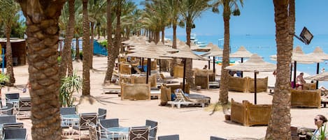 Plage privée, chaises longues, parasols, serviettes de plage