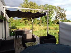 Outdoor dining - Maison Avec Spa Privé (Saint-Gervais)