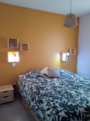 3 soverom, skrivebord, strykejern/-brett og reiseseng for barn