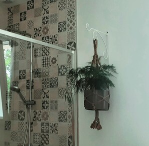 Douche, sèche-cheveux, papier toilette