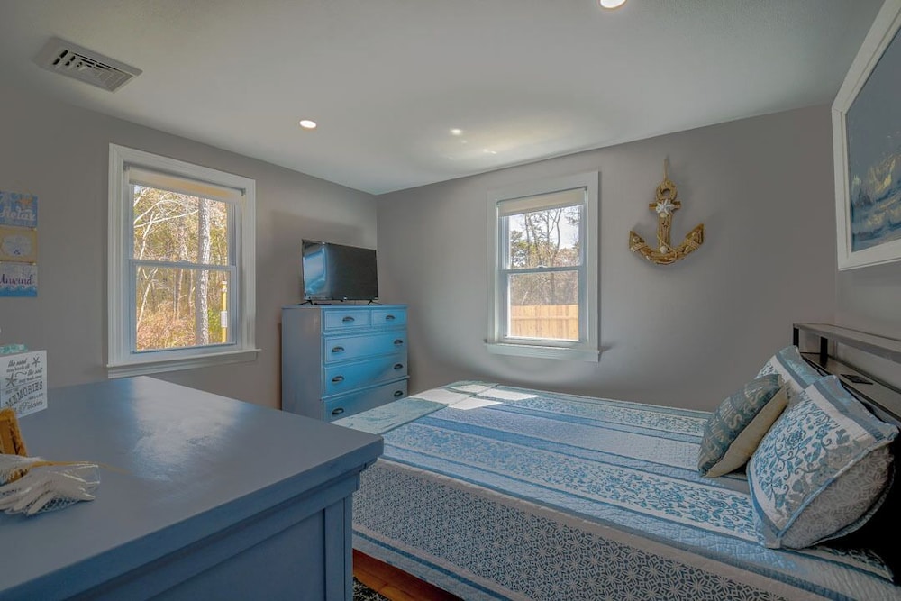 Beachy 3 bedroom home with central air, just .5 miles to the beach