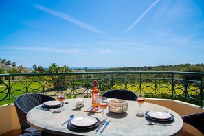 Outdoor dining - 42 Presa do Moura, beautiful townhouse on stunning complex with pool and gym! (Carvoeiro)