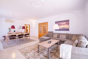 TV, fireplace - Villa Perola, 3 bed villa walking distance of Carvoeiro, quiet location (Carvoeiro)