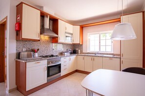 Frigorifero, microonde, forno, lavastoviglie