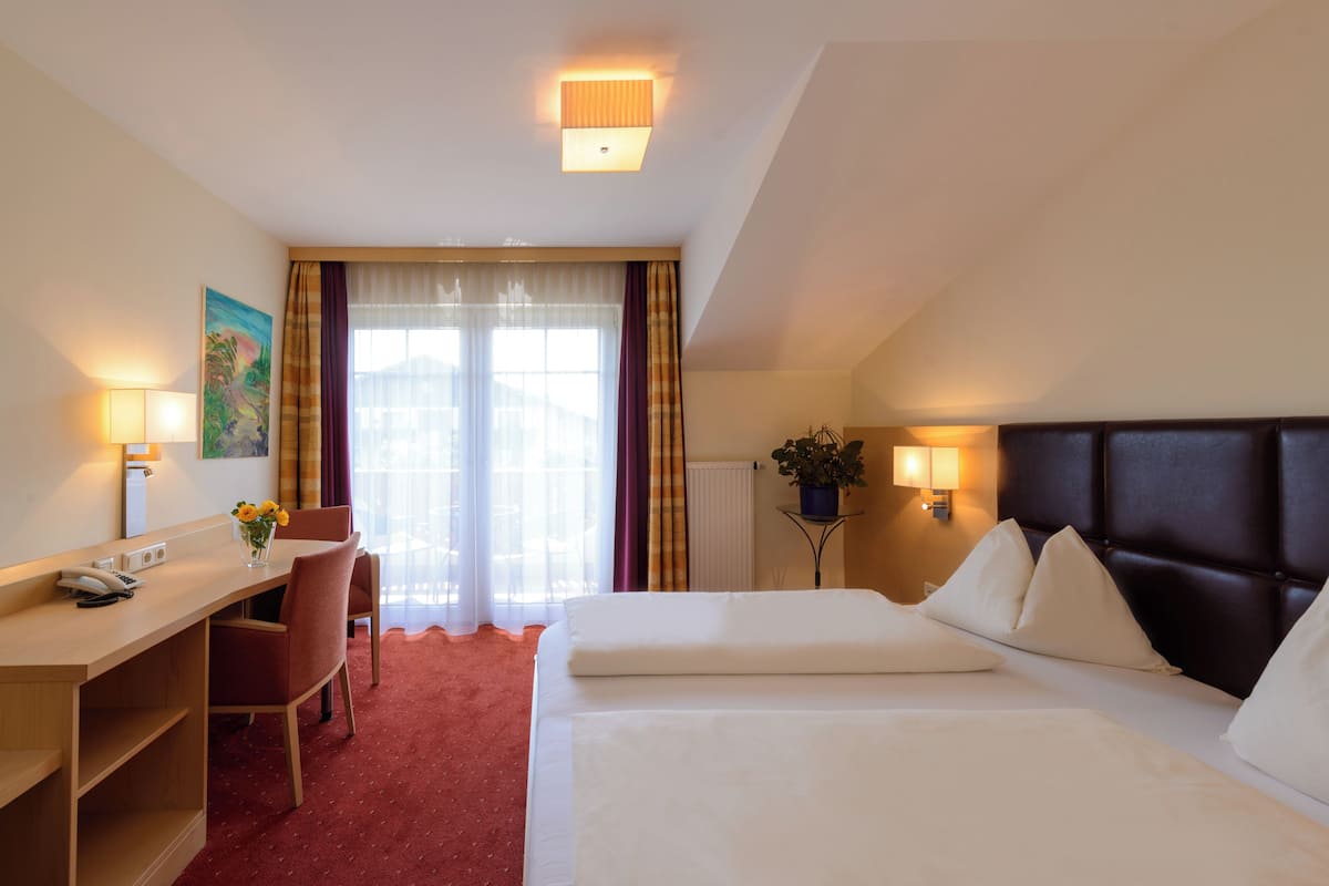 Hypo-allergenic bedding, minibar, in-room safe, individually decorated