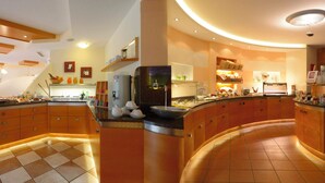 Una cocina moderna con una isla curva, electrodomésticos integrados y mucho espacio en las encimeras.