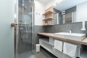 Ducha, cabezal de ducha tipo lluvia, secador de pelo y albornoces
