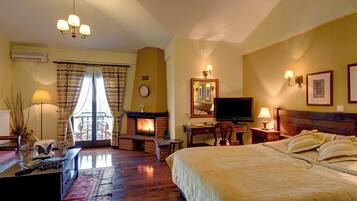 Deluxe dubbelrum eller tvåbäddsrum - sjöutsikt | 1 sovrum, ljudisolering, gratis wi-fi och sängkläder