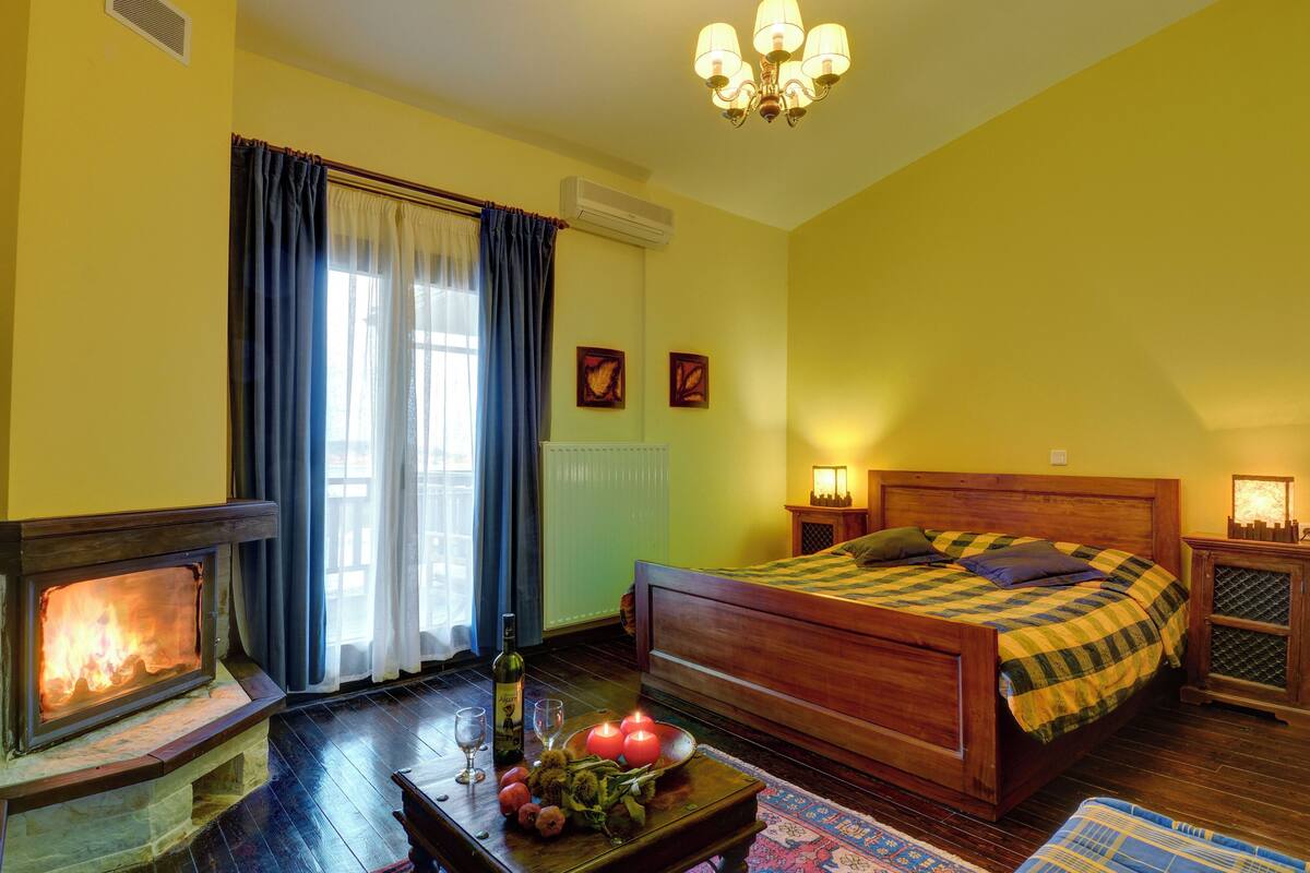 Basic Quadruple Room, Lake View | Soundproofing, free WiFi, bed sheets