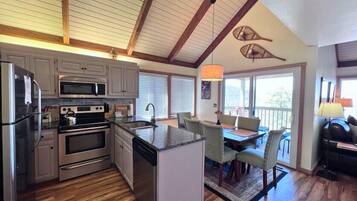 Jääkaappi, mikroaaltouuni, uuni, liesi