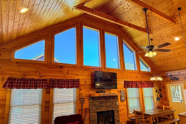 Interior - Whisperwind - 3BR Near Pigeon Forge Attractions & The Smoky Mountains!! (Pigeon Forge)