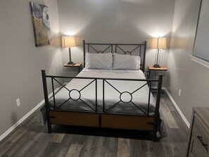 2 bedrooms, desk, WiFi, bed sheets - Northridge place with Hot Tub (Albuquerque)
