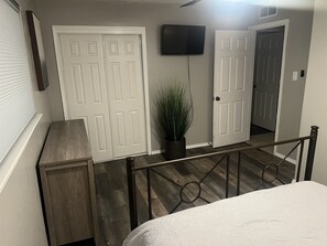 2 bedrooms, desk, WiFi, bed sheets - Northridge place with Hot Tub (Albuquerque)