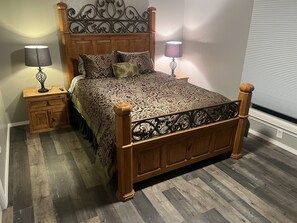 2 bedrooms, desk, WiFi, bed sheets - Northridge place with Hot Tub (Albuquerque)