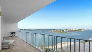 Signature Condo, 2 Bedrooms, Balcony, Beach View | Balkoni