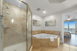 Apartamento Signature, 2 habitaciones, balcón, vistas a la playa | Baño | Ducha y bañera combinadas y bañera de hidromasaje
