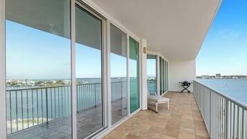 Condo Prestigio, 2 habitaciones, balcón, vista a la playa | Balcón