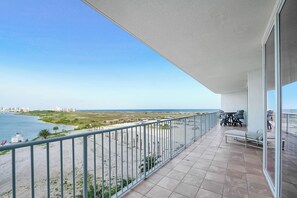 Condo com design assinado, 2 quartos, sacada, vista para a praia | Sacada