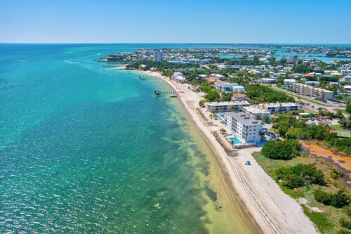 Pelican Perch updated 2bed/2bath beachfront condo with shared pool