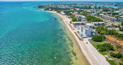 Pelican Perch updated 2bed/2bath beachfront condo with shared pool