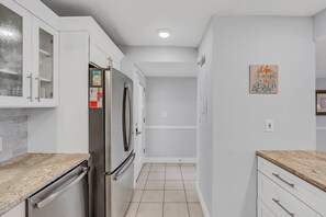 Interior - Pelican Perch updated 2bed/2bath beachfront condo with shared pool (Marathon)
