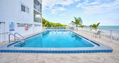 Pelican Perch updated 2bed/2bath beachfront condo with shared pool