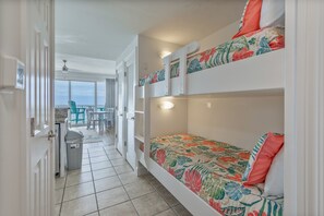 1 slaapkamer, een strijkplank/strijkijzer, wifi, beddengoed