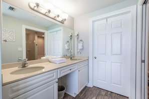 Shower, hair dryer, towels - Large Beachfront Condo (Panama City Beach)