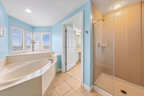 Douche, séchoir à cheveux, serviettes fournies