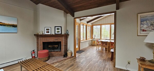TV, fireplace - Johnston`s Golf Cottage - Madeline Island Golf Retreat Close to Town (La Pointe)