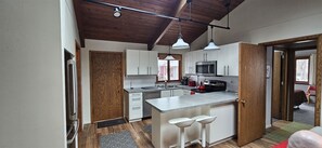 Fridge, microwave, oven, stovetop - Johnston`s Golf Cottage - Madeline Island Golf Retreat Close to Town (La Pointe)