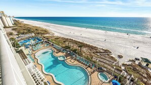 Un complexe hôtelier doté d’une piscine, d’une plage et offrant une vue sur l’océan.