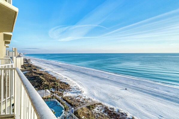 On the beach - Upscale, Family-Friendly Condo (Panama City Beach)