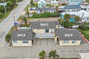 Een woongebied met drie genummerde woningen (A, B, C) en een weg.