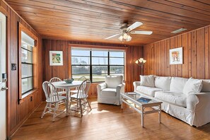 Fernseher, DVD-Player, Arbeitsbereiche