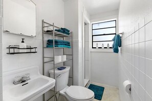 Een douche, een haardroger, handdoeken, shampoo