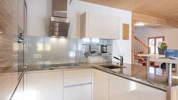 Een koelkast, een microgolfoven, een oven, een vaatwasser